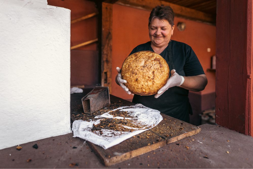 Localnici pregătind pâine de casă