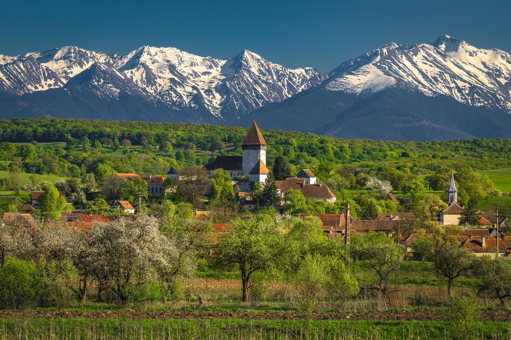 Satul Hosman și crestele spectaculoase ale Munţilor Carpaţi