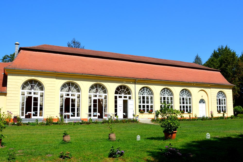 Orangeria fotografiată din parcul Palatului Brukenthal Avrig