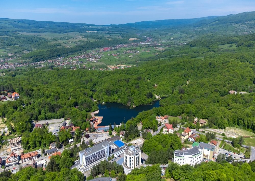 Lacul Ursu și o parte a stațiunii Sovata