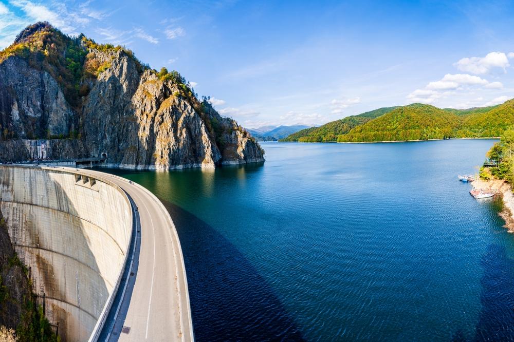 Lacul Vidraru și drumul Transfăgărășan, construit pe baraj