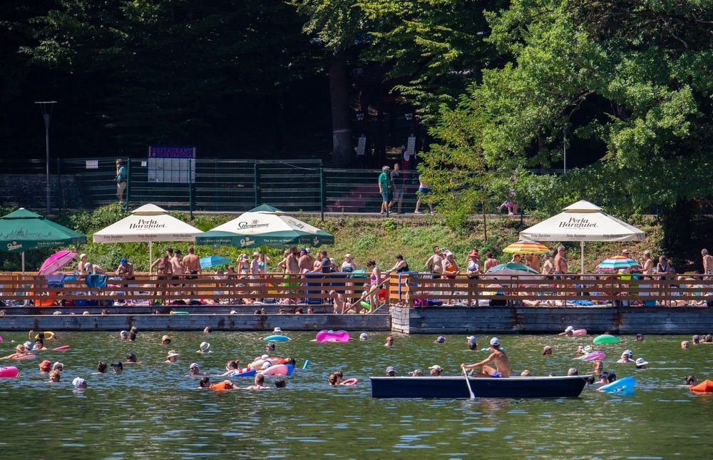 Turiști înotând în Lacul Ursu